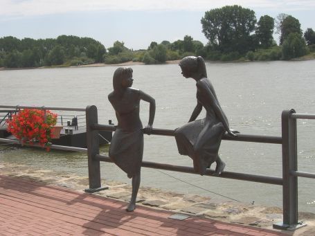 Rees : Rheinpromenade, Bronze - Skulptur "Zwiegespräch" von Jürgen Ebert, Bocholt